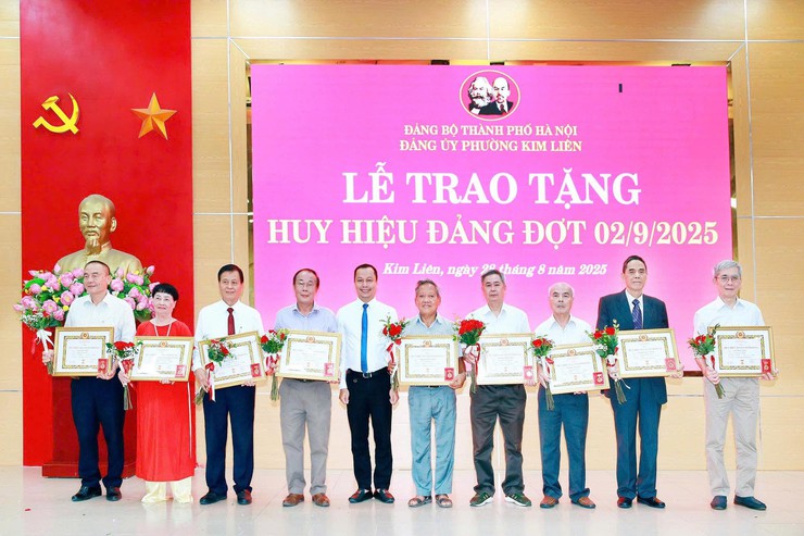 Đảng bộ phường Kim Liên có 202 đồng chí nhận Huy hiệu Đảng đợt 2-9- Ảnh 16.