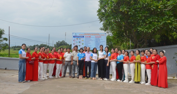 Hội Liên hiệp phụ nữ phường Tùng Thiện tổ chức chương trình đồng diễn dân vũ chào mừng kỷ niệm 80 năm Cách mạng Tháng Tám (19/8/1945 - 19/8/2025) và Quốc khánh nước Cộng hòa Xã hội Chủ nghĩa Việt Nam (2/9/1945 - 2/9/2025).- Ảnh 3.