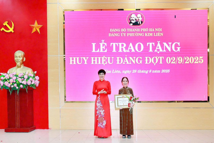 Đảng bộ phường Kim Liên có 202 đồng chí nhận Huy hiệu Đảng đợt 2-9- Ảnh 17.
