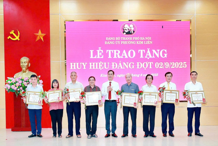 Đảng bộ phường Kim Liên có 202 đồng chí nhận Huy hiệu Đảng đợt 2-9- Ảnh 18.