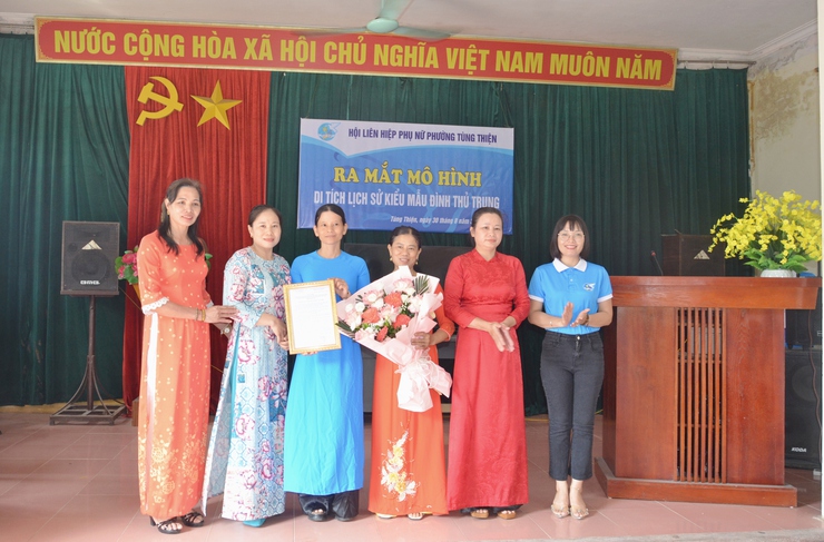 Hội Liên hiệp phụ nữ phường Tùng Thiện tổ chức chương trình đồng diễn dân vũ chào mừng kỷ niệm 80 năm Cách mạng Tháng Tám (19/8/1945 - 19/8/2025) và Quốc khánh nước Cộng hòa Xã hội Chủ nghĩa Việt Nam (2/9/1945 - 2/9/2025).- Ảnh 4.