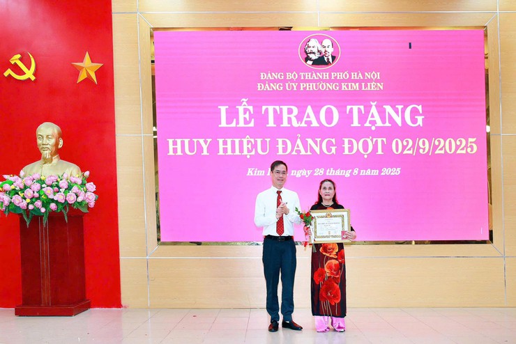 Đảng bộ phường Kim Liên có 202 đồng chí nhận Huy hiệu Đảng đợt 2-9- Ảnh 19.