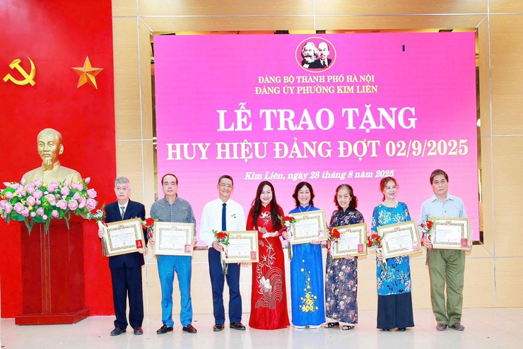 Đảng bộ phường Kim Liên có 202 đồng chí nhận Huy hiệu Đảng đợt 2-9- Ảnh 20.