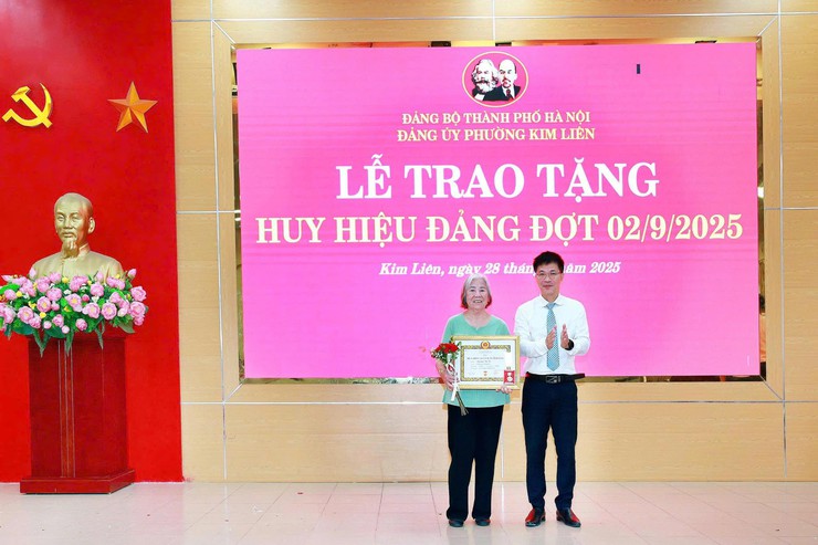 Đảng bộ phường Kim Liên có 202 đồng chí nhận Huy hiệu Đảng đợt 2-9- Ảnh 21.