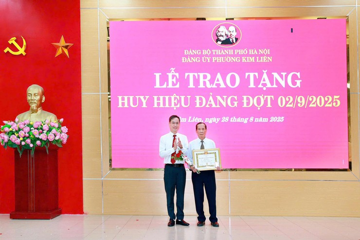 Đảng bộ phường Kim Liên có 202 đồng chí nhận Huy hiệu Đảng đợt 2-9- Ảnh 22.