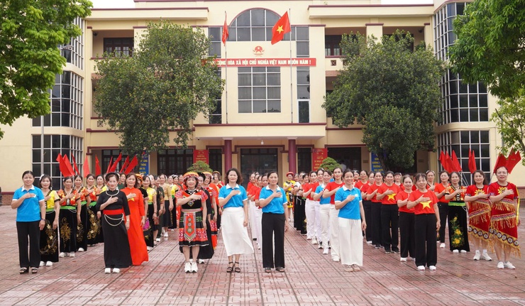 Hội LHPN xã Tây Phương tổ chức đồng diễn dân vũ chào mừng kỷ niệm 80 năm Cách mạng Tháng Tám và Quốc khánh 2/9- Ảnh 3.