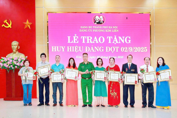 Đảng bộ phường Kim Liên có 202 đồng chí nhận Huy hiệu Đảng đợt 2-9- Ảnh 23.