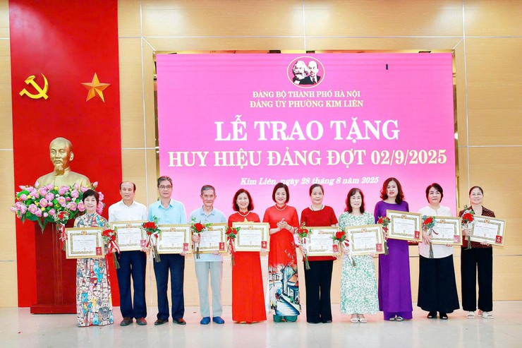 Đảng bộ phường Kim Liên có 202 đồng chí nhận Huy hiệu Đảng đợt 2-9- Ảnh 24.