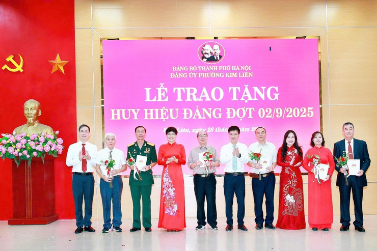 Đảng bộ phường Kim Liên có 202 đồng chí nhận Huy hiệu Đảng đợt 2-9- Ảnh 25.