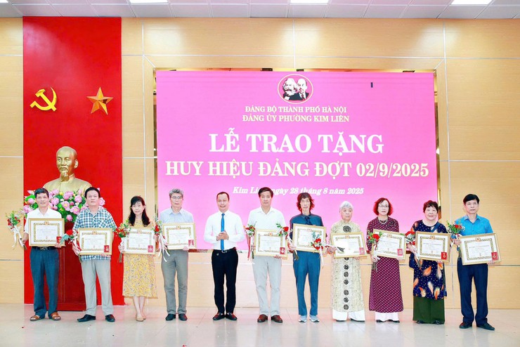 Đảng bộ phường Kim Liên có 202 đồng chí nhận Huy hiệu Đảng đợt 2-9- Ảnh 26.
