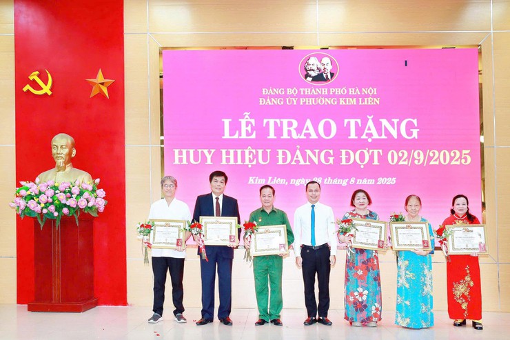 Đảng bộ phường Kim Liên có 202 đồng chí nhận Huy hiệu Đảng đợt 2-9- Ảnh 27.