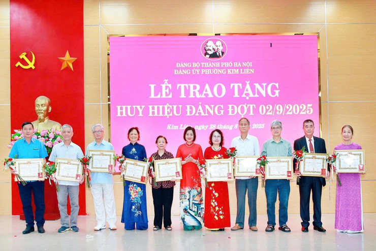 Đảng bộ phường Kim Liên có 202 đồng chí nhận Huy hiệu Đảng đợt 2-9- Ảnh 28.