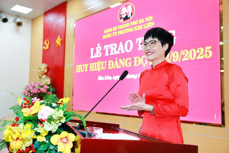 Đảng bộ phường Kim Liên có 202 đồng chí nhận Huy hiệu Đảng đợt 2-9- Ảnh 2.
