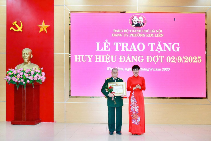 Đảng bộ phường Kim Liên có 202 đồng chí nhận Huy hiệu Đảng đợt 2-9- Ảnh 3.