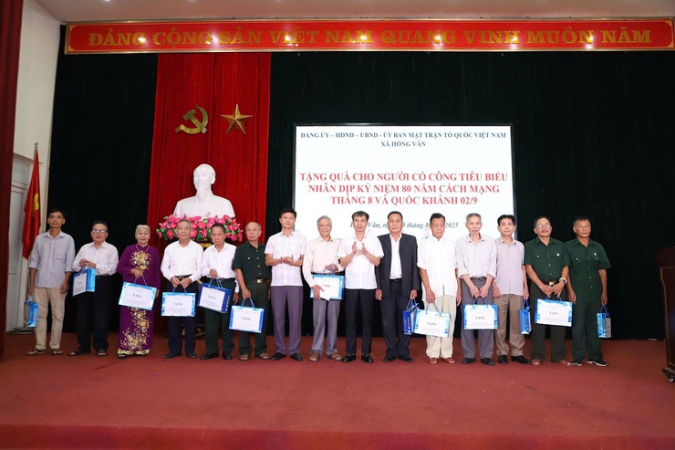 Xã Hồng Vân tổ chức hội nghị tổng kết phong trào gương điển hình tiên tiến giai đoạn 2020 - 2025 và biểu dương, khen thưởng các tập thể, cá nhân có thành tích xuất sắc.- Ảnh 3.