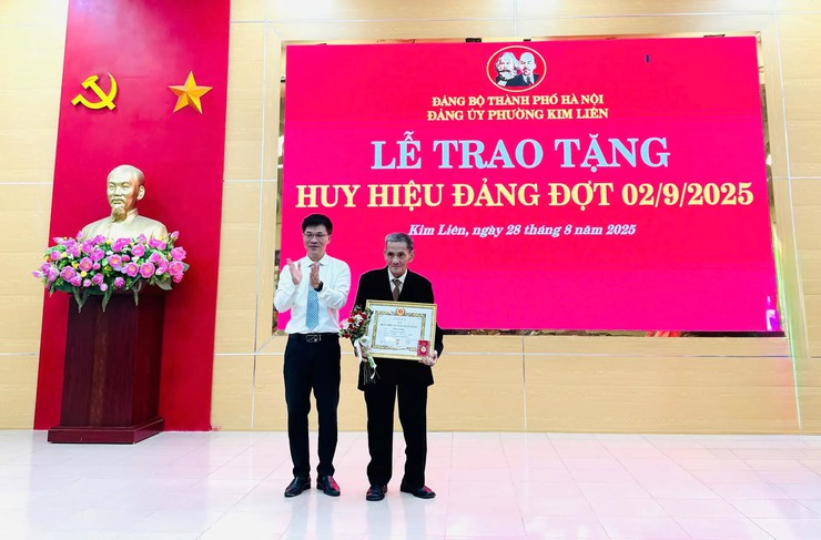 Đảng bộ phường Kim Liên có 202 đồng chí nhận Huy hiệu Đảng đợt 2-9- Ảnh 7.
