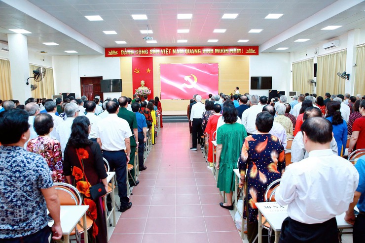 Đảng bộ phường Kim Liên có 202 đồng chí nhận Huy hiệu Đảng đợt 2-9- Ảnh 6.