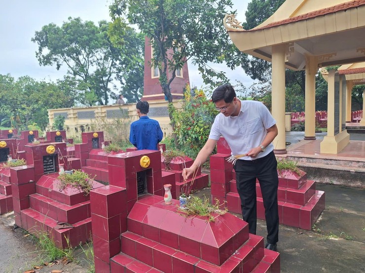Xã Hát Môn tổ chức các Đoàn thăm, viếng nghĩa trang Liệt sĩ nhân kỷ niệm 80 năm Quốc khánh nước Cộng hòa xã hội chủ nghĩa Việt Nam- Ảnh 2.