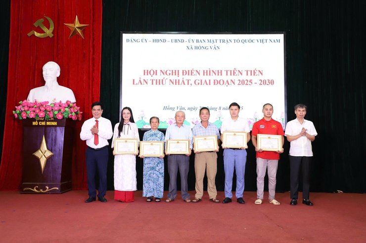 Xã Hồng Vân tổ chức hội nghị tổng kết phong trào gương điển hình tiên tiến giai đoạn 2020 - 2025 và biểu dương, khen thưởng các tập thể, cá nhân có thành tích xuất sắc.- Ảnh 2.