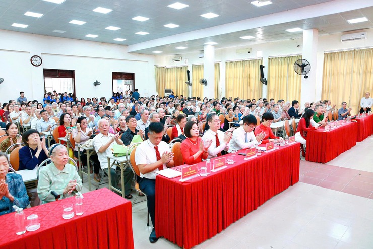 Đảng bộ phường Kim Liên có 202 đồng chí nhận Huy hiệu Đảng đợt 2-9- Ảnh 1.