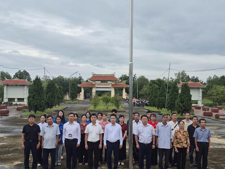 Xã Hát Môn tổ chức các Đoàn thăm, viếng nghĩa trang Liệt sĩ nhân kỷ niệm 80 năm Quốc khánh nước Cộng hòa xã hội chủ nghĩa Việt Nam- Ảnh 3.