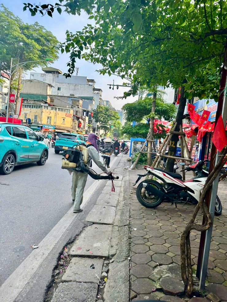 PHƯỜNG VĂN MIẾU – QUỐC TỬ GIÁM PHUN HÓA CHẤT, VỆ SINH MÔI TRƯỜNG, PHÒNG CHỐNG DỊCH BỆNH PHỤC VỤ LỄ KỶ NIỆM 80 NĂM QUỐC KHÁNH NƯỚC CỘNG HÒA XÃ HỘI CHỦ NGHĨA VIỆT NAM 02/9- Ảnh 5.