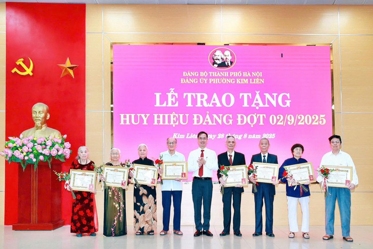 Đảng bộ phường Kim Liên có 202 đồng chí nhận Huy hiệu Đảng đợt 2-9- Ảnh 8.