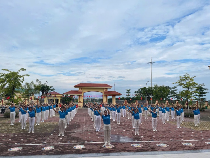 Hội LHPN xã Tây Phương tổ chức đồng diễn dân vũ chào mừng kỷ niệm 80 năm Cách mạng Tháng Tám và Quốc khánh 2/9- Ảnh 4.