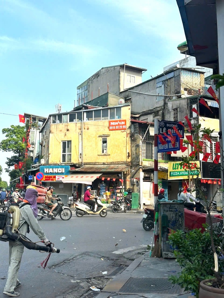 PHƯỜNG VĂN MIẾU – QUỐC TỬ GIÁM PHUN HÓA CHẤT, VỆ SINH MÔI TRƯỜNG, PHÒNG CHỐNG DỊCH BỆNH PHỤC VỤ LỄ KỶ NIỆM 80 NĂM QUỐC KHÁNH NƯỚC CỘNG HÒA XÃ HỘI CHỦ NGHĨA VIỆT NAM 02/9- Ảnh 6.