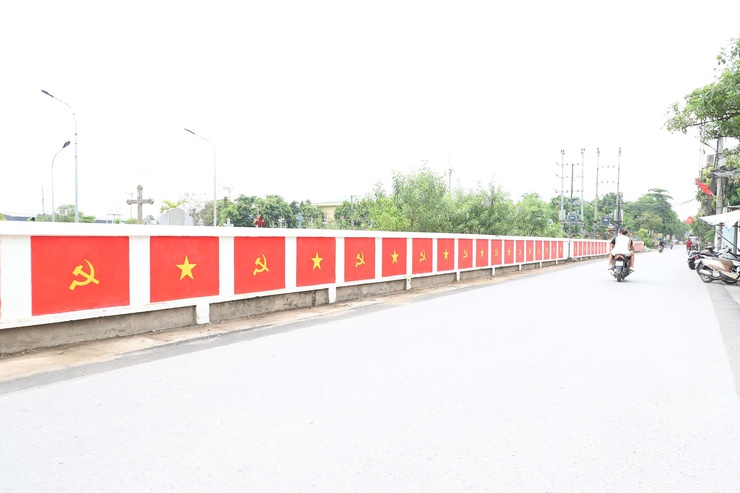 Xã Hồng Vân trang hoàng rực rỡ cờ hoa chào mừng kỷ niệm 80 năm ngày Cách mạng Tháng Tám thành công (19/8/1945 – 19/8/2025) và Quốc khánh nước Cộng hòa xã hội chủ nghĩa Việt Nam ( 02/9/1945 – 02/9/2025).- Ảnh 3.
