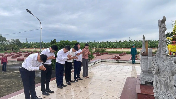 Xã Hát Môn tổ chức các Đoàn thăm, viếng nghĩa trang Liệt sĩ nhân kỷ niệm 80 năm Quốc khánh nước Cộng hòa xã hội chủ nghĩa Việt Nam- Ảnh 4.