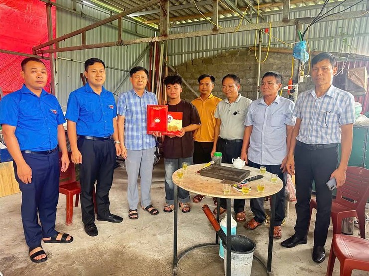 MẶT TRẬN TỔ QUỐC VÀ CÁC TỔ CHỨC CHÍNH TRỊ - XÃ HỘI XÃ CHƯƠNG DƯƠNG THĂM TẶNG QUÀ CHO ĐOÀN VIÊN, HỘI VIÊN CÓ HOÀN CẢNH KHÓ KHĂN- Ảnh 2.