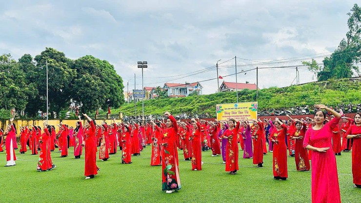 700 cán bộ hội viên phụ nữ xã Cổ Đô đồng diễn dân vũ chào mừng 80 năm cách mạng tháng Tám thành cong và Quốc khánh 2/9.- Ảnh 2.