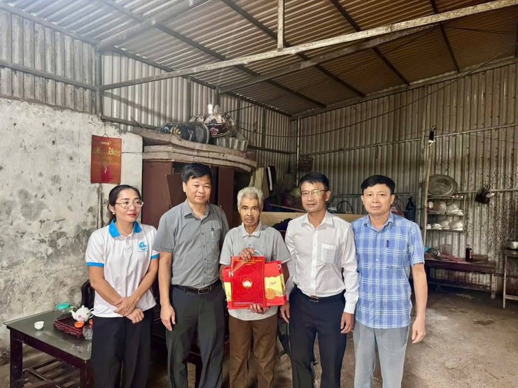 MẶT TRẬN TỔ QUỐC VÀ CÁC TỔ CHỨC CHÍNH TRỊ - XÃ HỘI XÃ CHƯƠNG DƯƠNG THĂM TẶNG QUÀ CHO ĐOÀN VIÊN, HỘI VIÊN CÓ HOÀN CẢNH KHÓ KHĂN- Ảnh 1.