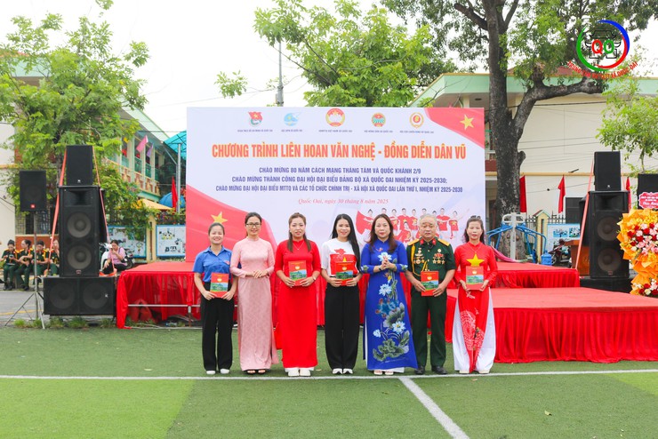 UB MTTQ và  các tổ chức chính trị - xã hội xã  Quốc Oai tổ chức phối hợp tổ chức Chương trình liên hoan văn nghệ quần chúng và Đồng diễn Dân vũ với chủ đề “ Phụ nữ Quốc Oai khoẻ đẹp – duyên dáng” năm 2025- Ảnh 6.