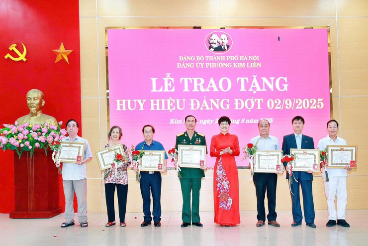 Đảng bộ phường Kim Liên có 202 đồng chí nhận Huy hiệu Đảng đợt 2-9- Ảnh 9.