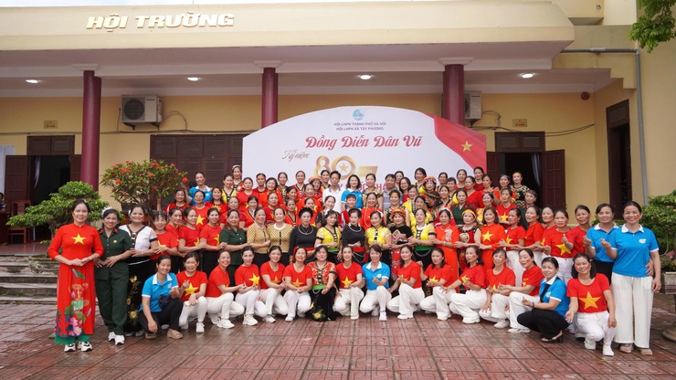 Hội LHPN xã Tây Phương tổ chức đồng diễn dân vũ chào mừng kỷ niệm 80 năm Cách mạng Tháng Tám và Quốc khánh 2/9- Ảnh 1.