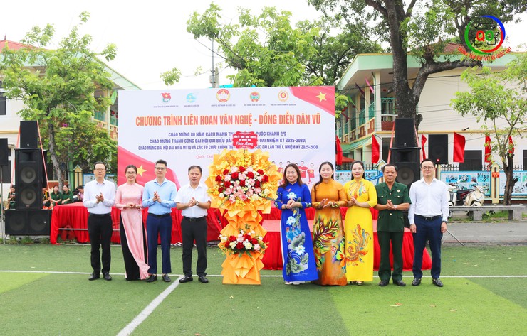 UB MTTQ và  các tổ chức chính trị - xã hội xã  Quốc Oai tổ chức phối hợp tổ chức Chương trình liên hoan văn nghệ quần chúng và Đồng diễn Dân vũ với chủ đề “ Phụ nữ Quốc Oai khoẻ đẹp – duyên dáng” năm 2025- Ảnh 4.