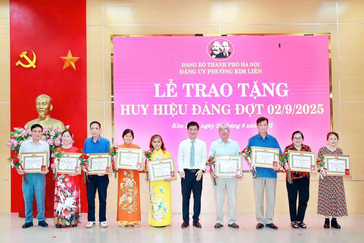 Đảng bộ phường Kim Liên có 202 đồng chí nhận Huy hiệu Đảng đợt 2-9- Ảnh 10.