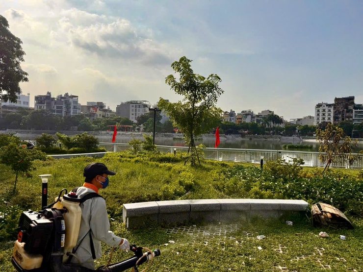 PHƯỜNG VĂN MIẾU – QUỐC TỬ GIÁM PHUN HÓA CHẤT, VỆ SINH MÔI TRƯỜNG, PHÒNG CHỐNG DỊCH BỆNH PHỤC VỤ LỄ KỶ NIỆM 80 NĂM QUỐC KHÁNH NƯỚC CỘNG HÒA XÃ HỘI CHỦ NGHĨA VIỆT NAM 02/9- Ảnh 9.