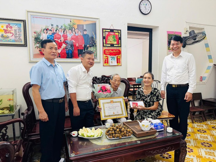 55 ĐẢNG VIÊN ĐẢNG BỘ XÃ NỘI BÀI ĐƯỢC TRAO TẶNG, TRUY TẶNG HUY HIỆU ĐẢNG ĐỢT 2/9- Ảnh 8.