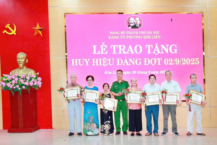 Đảng bộ phường Kim Liên có 202 đồng chí nhận Huy hiệu Đảng đợt 2-9- Ảnh 11.