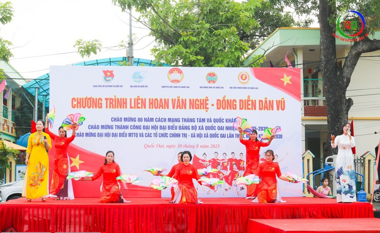 UB MTTQ và  các tổ chức chính trị - xã hội xã  Quốc Oai tổ chức phối hợp tổ chức Chương trình liên hoan văn nghệ quần chúng và Đồng diễn Dân vũ với chủ đề “ Phụ nữ Quốc Oai khoẻ đẹp – duyên dáng” năm 2025- Ảnh 9.