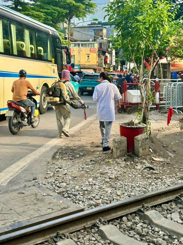 PHƯỜNG VĂN MIẾU – QUỐC TỬ GIÁM PHUN HÓA CHẤT, VỆ SINH MÔI TRƯỜNG, PHÒNG CHỐNG DỊCH BỆNH PHỤC VỤ LỄ KỶ NIỆM 80 NĂM QUỐC KHÁNH NƯỚC CỘNG HÒA XÃ HỘI CHỦ NGHĨA VIỆT NAM 02/9- Ảnh 11.