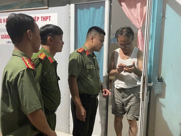 Công an xã kiểm tra các cơ sở lưu trú có người nước ngoài ở trên địa bàn- Ảnh 1.