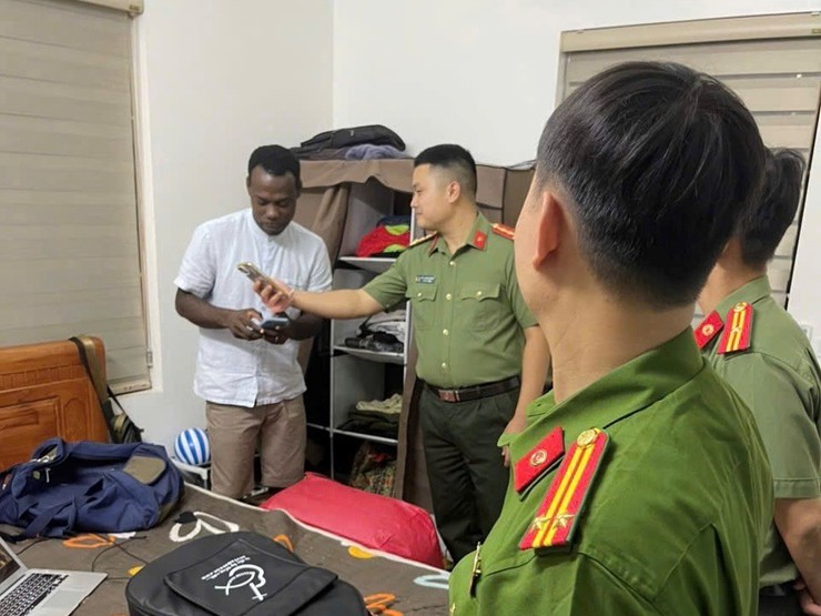 Công an xã kiểm tra các cơ sở lưu trú có người nước ngoài ở trên địa bàn- Ảnh 2.