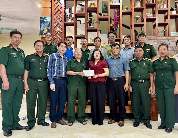 Lãnh đạo Mặt trận Tổ quốc Việt Nam xã Nội Bài tặng quà 08 hội viên tiêu biểu và có hoàn cảnh khó khăn- Ảnh 10.
