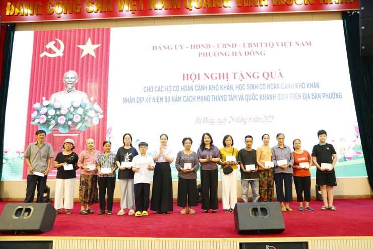 Phường Hà Đông tặng quà cho 193 gia đình, học sinh có hoàn cảnh khó khăn trên địa bàn- Ảnh 1.