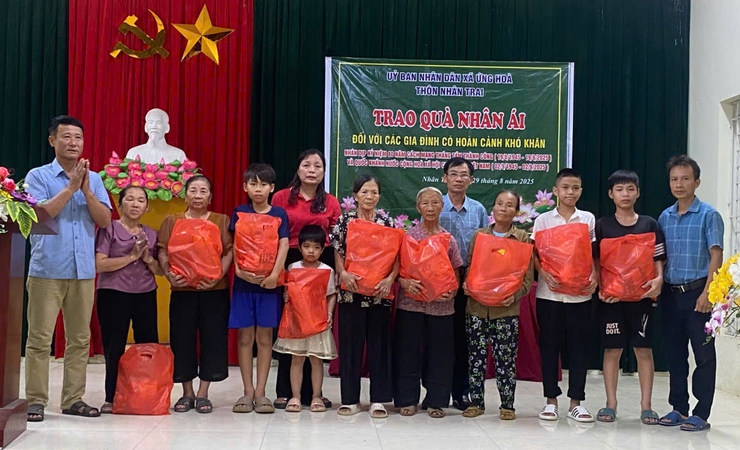 Thôn Nhân Trai trao quà cho các gia đình có hoàn cảnh khó khăn nhân dịp kỷ niệm 80 năm Quốc khánh 2/9.- Ảnh 1.