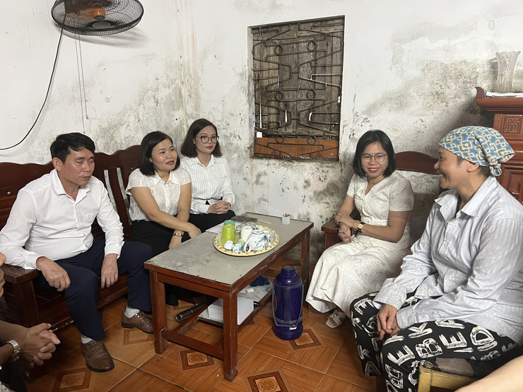 Lãnh đạo Mặt trận Tổ quốc Việt Nam xã Nội Bài tặng quà 08 hội viên tiêu biểu và có hoàn cảnh khó khăn- Ảnh 1.